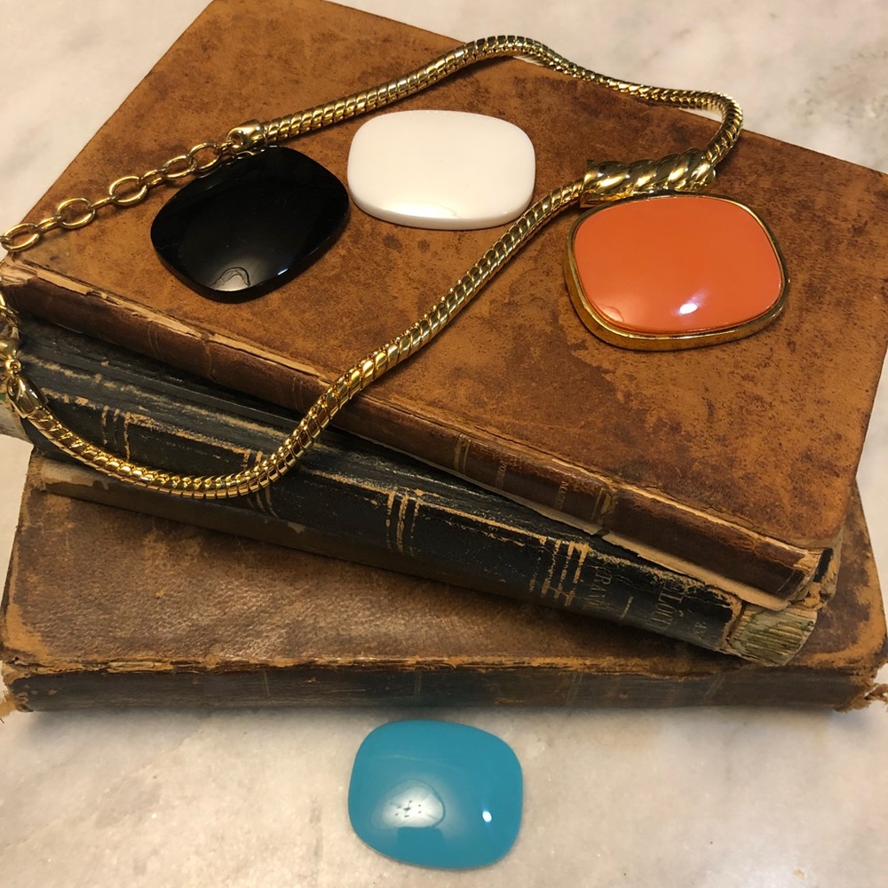 Necklace with interchangeable stones